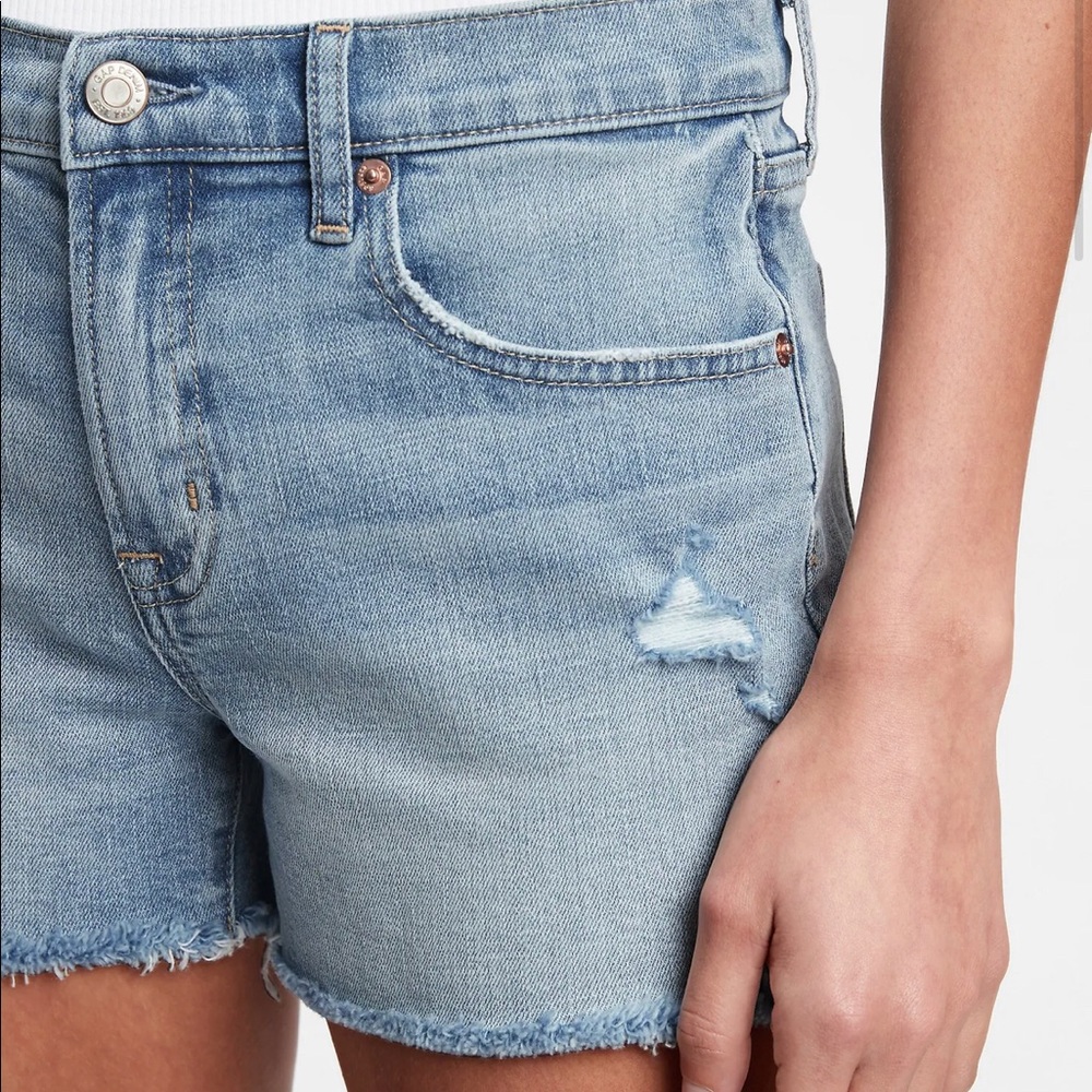 Distressed Denim Shorts Mid Rise Gap Size 29” NWT